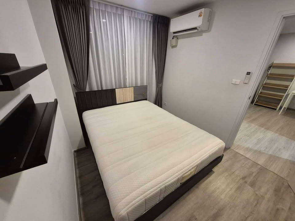 ห้องนอนพร้อมเตียงและเครื่องปรับอากาศ