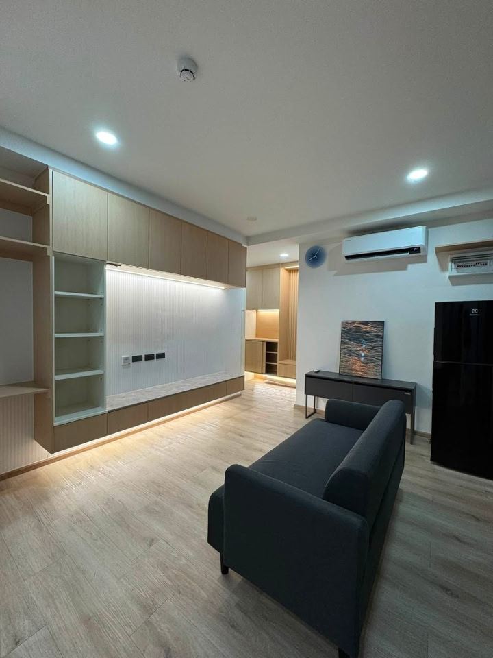 ห้องนั่งเล่นแบบ 2 ห้องนอน พร้อมตู้บิลต์อิน