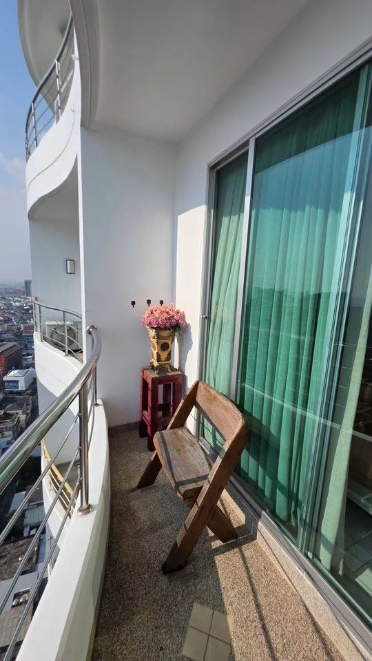 ระเบียงห้องชั้นสูง เห็นแนวระเบียงโค้งของอาคาร